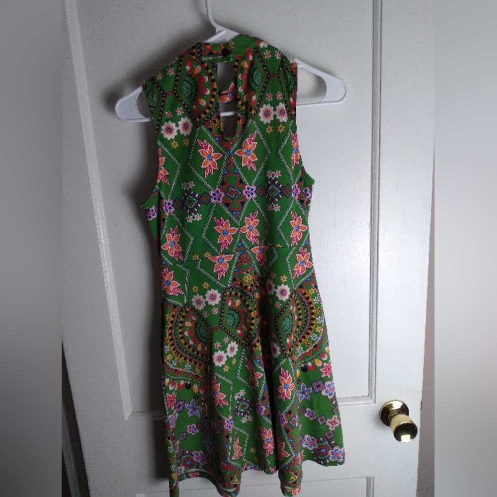 Beautiful dress with pockets! Size small - Picture 2 of 6